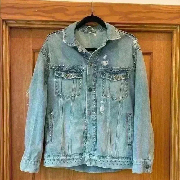 Free People Women’s Oversized Distressed Denim Jacket. Size small. - Picture 6 of 9